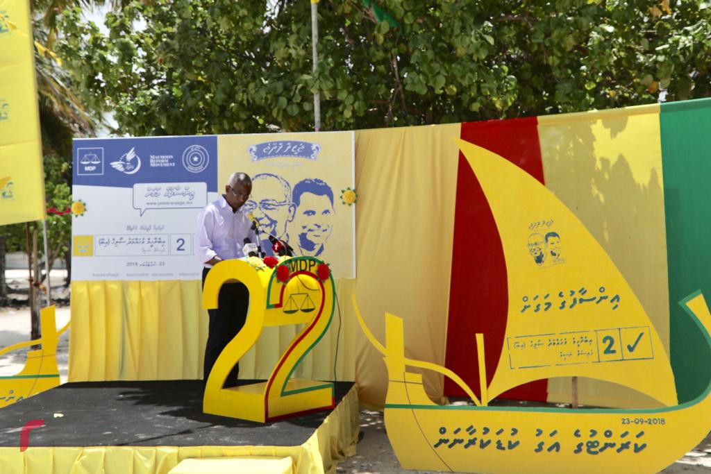 ސެޕްޓެމްބަރު 17، 2018 : ގުޅިފައިވާ ޕާޓީތަކުގެ ރިޔާސީ ކެނޑިޑޭޓް އިބްރާހިމް މުހައްމަދު ސޯލިހު މ އަތޮޅަަށް ކުރައްވަމުން ގެންދަވާ ދަތުރުފުޅުގެ ތެރެއިން، މ މުލަކަށް ވަޑައިގެން ރައްޔިތުންނާއި ބައްދަލުކުރަށްވަނީ