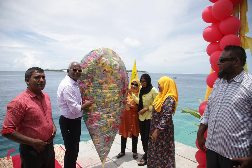 ސެޕްޓެމްބަރު 17، 2018 : ގުޅިފައިވާ ޕާޓީތަކުގެ ރިޔާސީ ކެނޑިޑޭޓް އިބްރާހިމް މުހައްމަދު ސޯލިހު މ އަތޮޅަަށް ކުރައްވަމުން ގެންދަވާ ދަތުރުފުޅުގައި މ މުލަކަށް ވަޑައިގަތުމުން މަރުހަބާ ދަންނަވަނީ