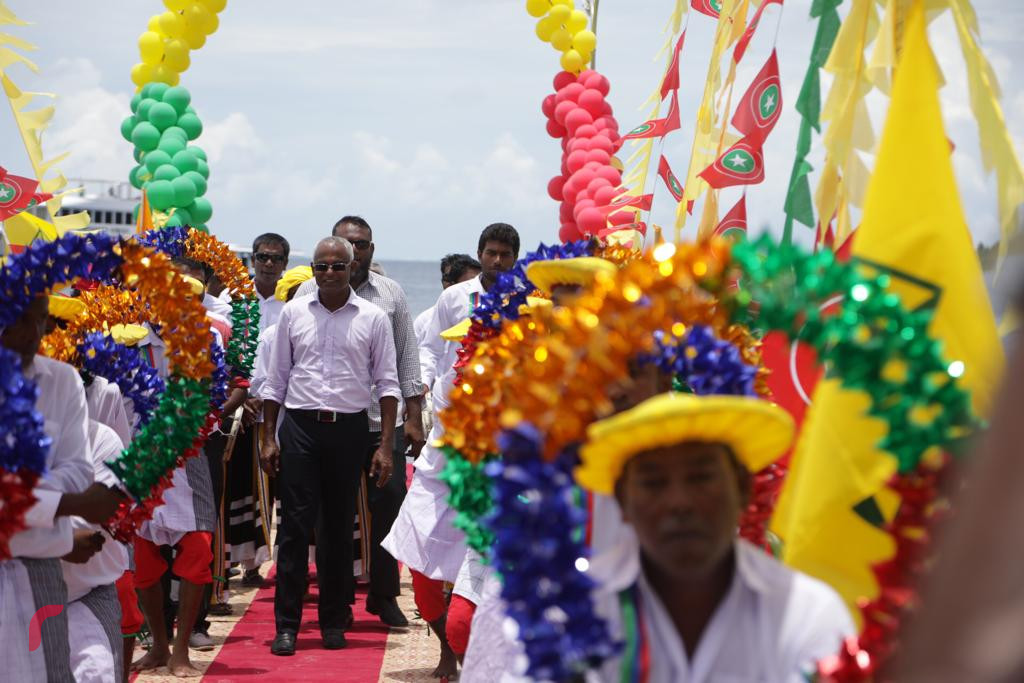 ސެޕްޓެމްބަރު 17، 2018 : ގުޅިފައިވާ ޕާޓީތަކުގެ ރިޔާސީ ކެނޑިޑޭޓް އިބްރާހިމް މުހައްމަދު ސޯލިހު މ އަތޮޅަަށް ކުރައްވަމުން ގެންދަވާ ދަތުރުފުޅުގައި މ މުލަކަށް ވަޑައިގަތުމުން މަރުހަބާ ދަންނަވަނީ