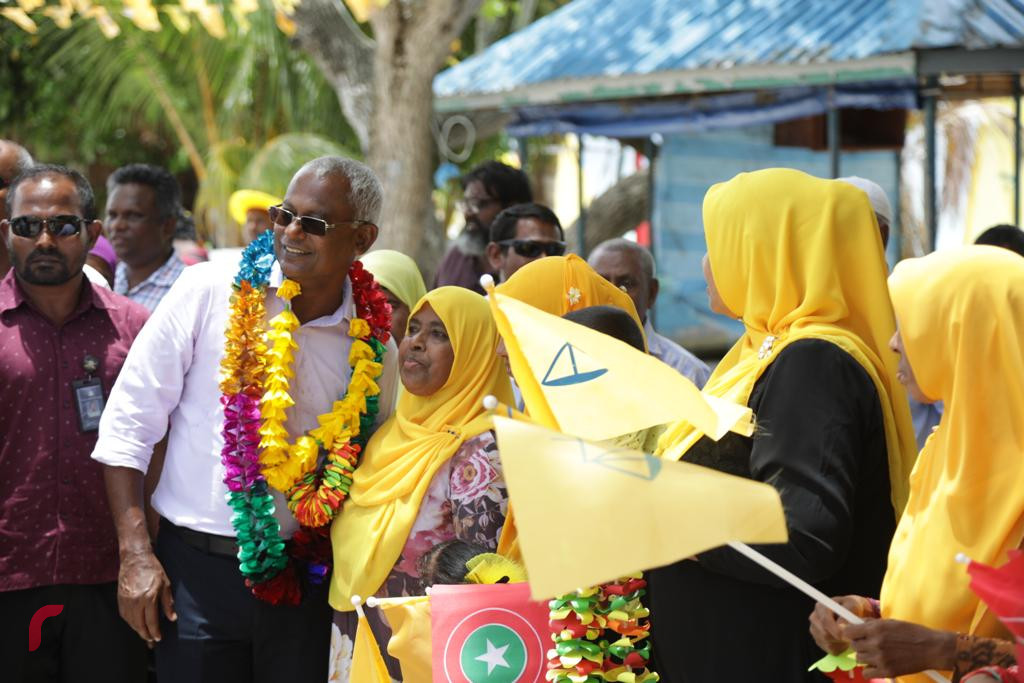 ސެޕްޓެމްބަރު 17، 2018 : ގުޅިފައިވާ ޕާޓީތަކުގެ ރިޔާސީ ކެނޑިޑޭޓް އިބްރާހިމް މުހައްމަދު ސޯލިހު މ އަތޮޅަަށް ކުރައްވަމުން ގެންދަވާ ދަތުރުފުޅުގައި މ މުލަކަށް ވަޑައިގަތުމުން މަރުހަބާ ދަންނަވަނީ