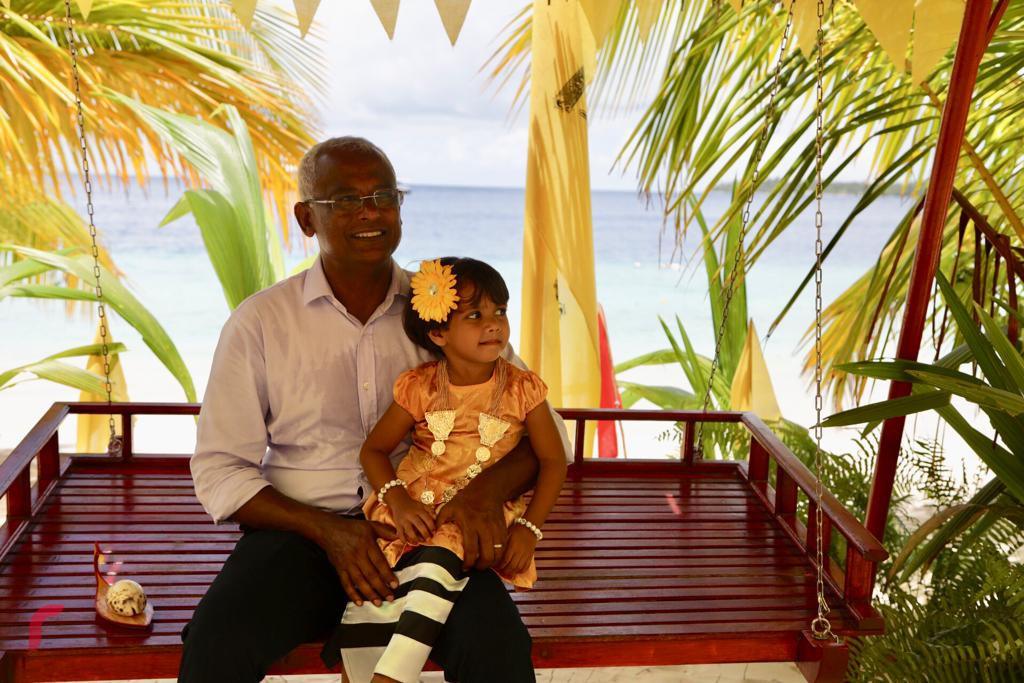 ސެޕްޓެމްބަރު 17، 2018 : ގުޅިފައިވާ ޕާޓީތަކުގެ ރިޔާސީ ކެނޑިޑޭޓް އިބްރާހިމް މުހައްމަދު ސޯލިހު މ އަތޮޅަަށް ކުރައްވަމުން ގެންދަވާ ދަތުރުފުޅުގައި މ މުލަކަށް ވަޑައިގަތުމުން މަރުހަބާ ދަންނަވަނީ