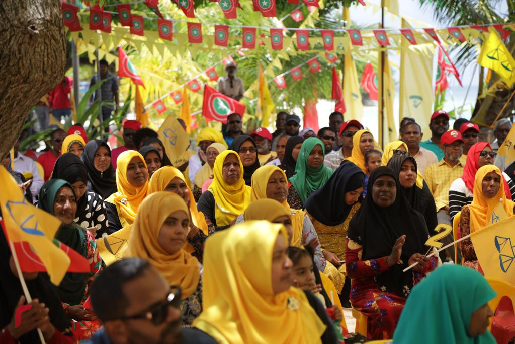 ސެޕްޓެމްބަރު 17، 2018 : ގުޅިފައިވާ ޕާޓީތަކުގެ ރިޔާސީ ކެނޑިޑޭޓް އިބްރާހިމް މުހައްމަދު ސޯލިހު މ އަތޮޅަަށް ކުރައްވަމުން  ގެންދަވާ ދަތުރުފުޅުގެ ތެރެއިން، މ މުލަކަށް ވަޑައިގެން ރައްޔިތުންނާއި ބައްދަލުކުރަށްވަނީ