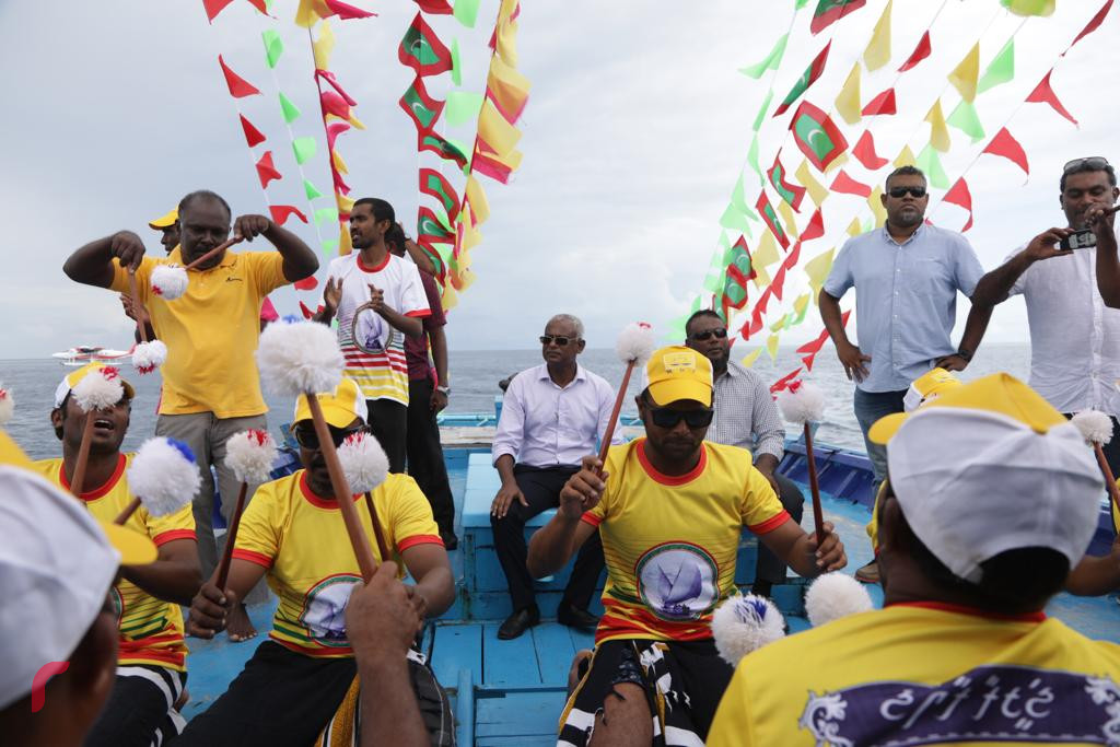 ސެޕްޓެމްބަރު 17، 2018 : ގުޅިފައިވާ ޕާޓީތަކުގެ ރިޔާސީ ކެނޑިޑޭޓް އިބްރާހިމް މުހައްމަދު ސޯލިހު މ އަތޮޅަަށް ކުރަށްވަމުން ގެންދަވާ ދަތުރުފުޅުގައި މ ދިއްގަރަށް ވަޑައިގަންނަވަނީ، ދިއްގަރުން އިބޫއަަށް ވަނީ އާދަޔާހިލާފު ހޫނު މަރުހަބާއެއް ދަންނަވާފައި