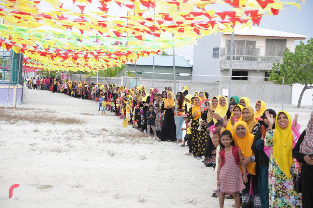 ސެޕްޓެމްބަރު 17، 2018 : ގުޅިފައިވާ ޕާޓީތަކުގެ ރިޔާސީ ކެނޑިޑޭޓް އިބްރާހިމް މުހައްމަދު ސޯލިހު މ އަތޮޅަަށް ކުރައްވަމުން ގެންދަވާ ދަތުރުފުޅުގައި މ ދިއްގަރަށް ވަޑައިގަންނަވަނީ، ދިއްގަރުން އިބޫއަަށް ވަނީ އާދަޔާހިލާފު ހޫނު މަރުހަބާއެއް ދަންނަވާފައި