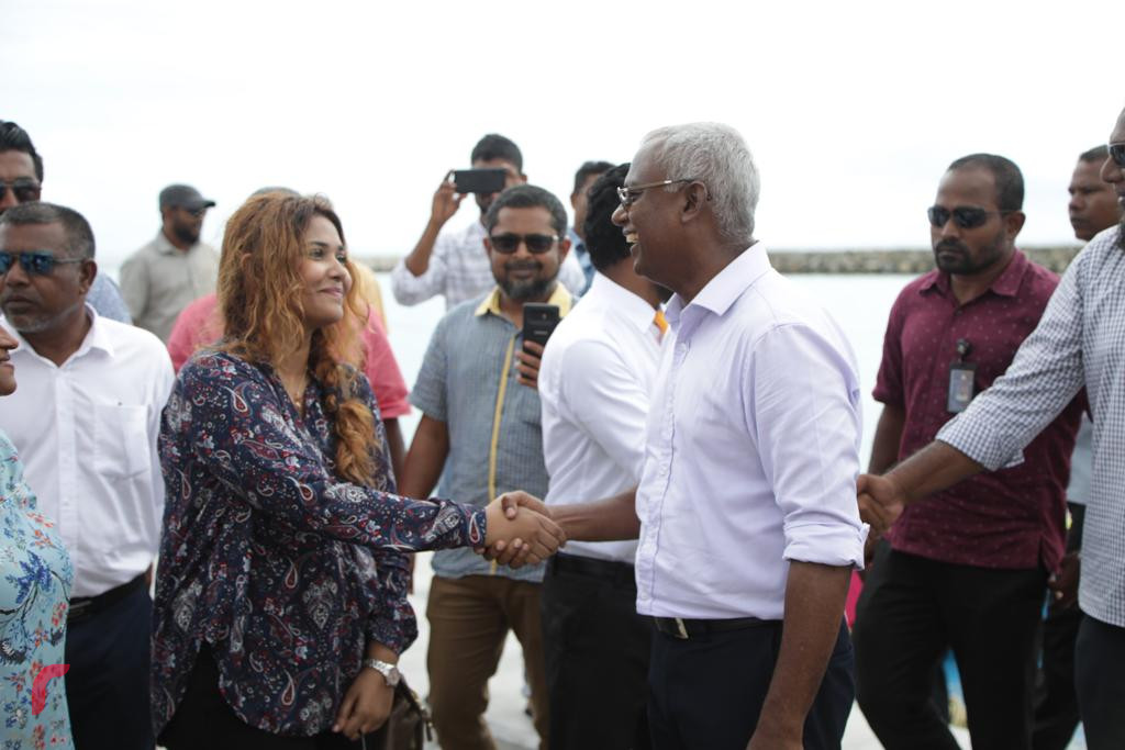 ސެޕްޓެމްބަރު 17، 2018 : ގުޅިފައިވާ ޕާޓީތަކުގެ ރިޔާސީ ކެނޑިޑޭޓް އިބްރާހިމް މުހައްމަދު ސޯލިހު މ އަތޮޅަަށް ކުރައްވަމުން  ގެންދަވާ ދަތުރުފުޅުގައި މ ދިއްގަރަށް ވަޑައިގަތުމުން ދިއްގަރު ދާއިރާގެ މަޖިލިސް މެމްބަރު ފާރިސް މައުމޫންގެ އަނބިކަބަލުން އިއްތިހާދުގެ ކެނޑިޑޭޓް އިބްރާހިމް މުހައްމަދު ސޯލިހުއަށް މަރުހަބާ ދަންނަވަނީ