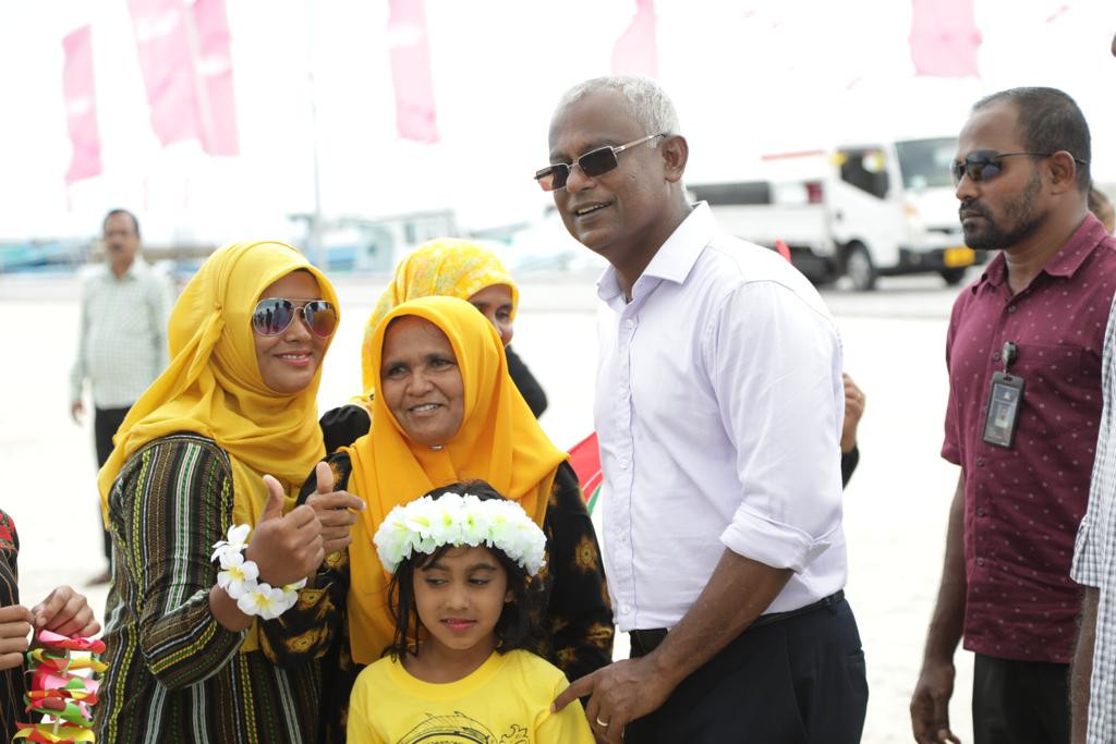 ސެޕްޓެމްބަރު 17، 2018 : ގުޅިފައިވާ ޕާޓީތަކުގެ ރިޔާސީ ކެނޑިޑޭޓް އިބްރާހިމް މުހައްމަދު ސޯލިހު މ އަތޮޅަަށް ކުރައްވަމުން ގެންދަވާ ދަތުރުފުޅުގައި މ ދިއްގަރަށް ވަޑައިގަތުމުން ދިއްގަރުން މަރުހަބާ ދަންނަވަނީ