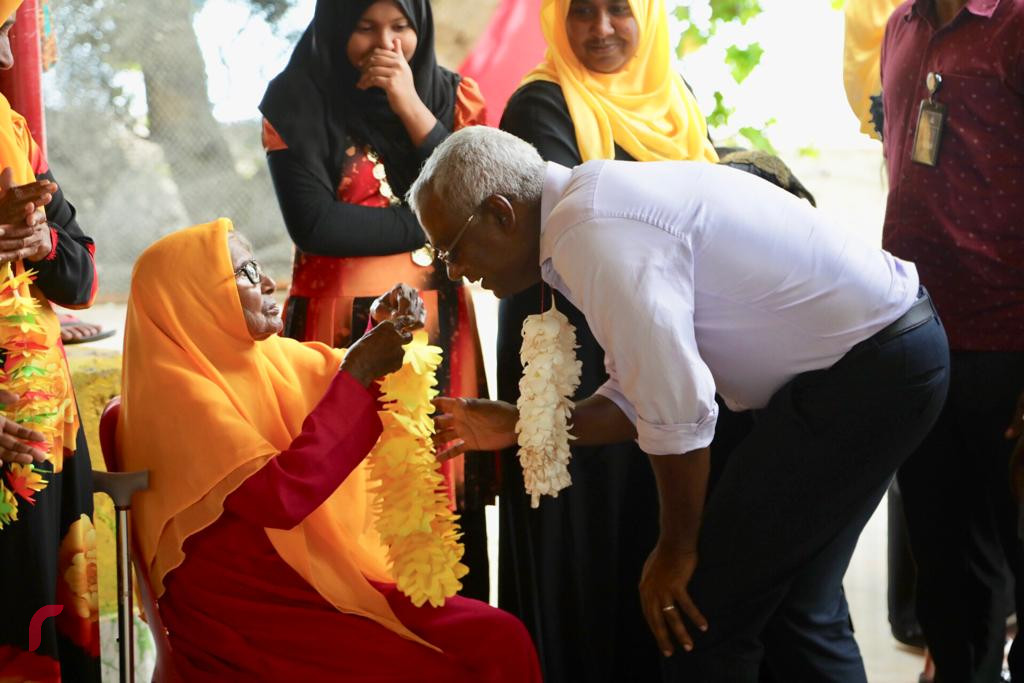 ސެޕްޓެމްބަރު 17، 2018 : ގުޅިފައިވާ ޕާޓީތަކުގެ ރިޔާސީ ކެނޑިޑޭޓް އިބްރާހިމް މުހައްމަދު ސޯލިހު ފ އަތޮޅަަށް ކުރައްވަމުން ގެންދަވާ ދަތުރުފުޅުގައި ފ ފީއަލީއަށް ވަޑައިގަތުމުން މަރުހަބާ ދަންނަވަނީ