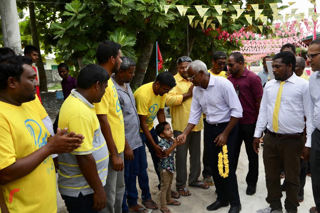 ސެޕްޓެމްބަރު 17، 2018 : ގުޅިފައިވާ ޕާޓީތަކުގެ ރިޔާސީ ކެނޑިޑޭޓް އިބްރާހިމް މުހައްމަދު ސޯލިހު ފ އަތޮޅަަށް ކުރައްވަމުން ގެންދަވާ ދަތުރުފުޅުގައި ފ ފީއައްޔަށް ވަޑައިގެން ރައްޔިތުންނާއި ބައްދަލުކުރަށްވަނީ