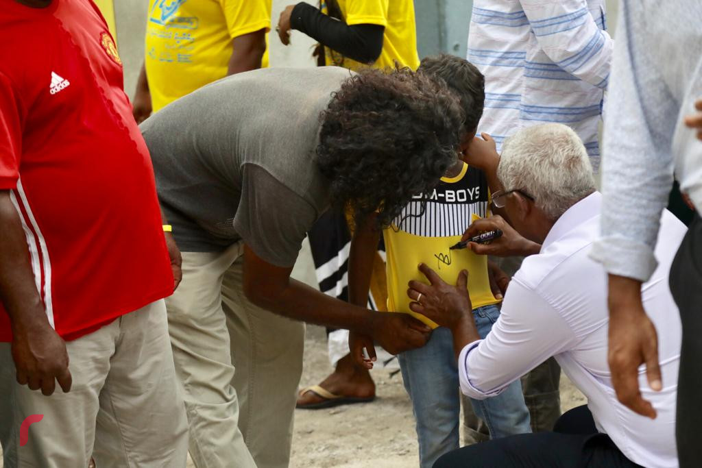 ސެޕްޓެމްބަރު 17، 2018 : ގުޅިފައިވާ ޕާޓީތަކުގެ ރިޔާސީ ކެނޑިޑޭޓް އިބްރާހިމް މުހައްމަދު ސޯލިހު ފ އަތޮޅަަށް ކުރައްވަމުން ގެންދަވާ ދަތުރުފުޅުގައި ފ ފީއަލީއަށް ވަޑައިގަތުމުން މަރުހަބާ ދަންނަވަނީ