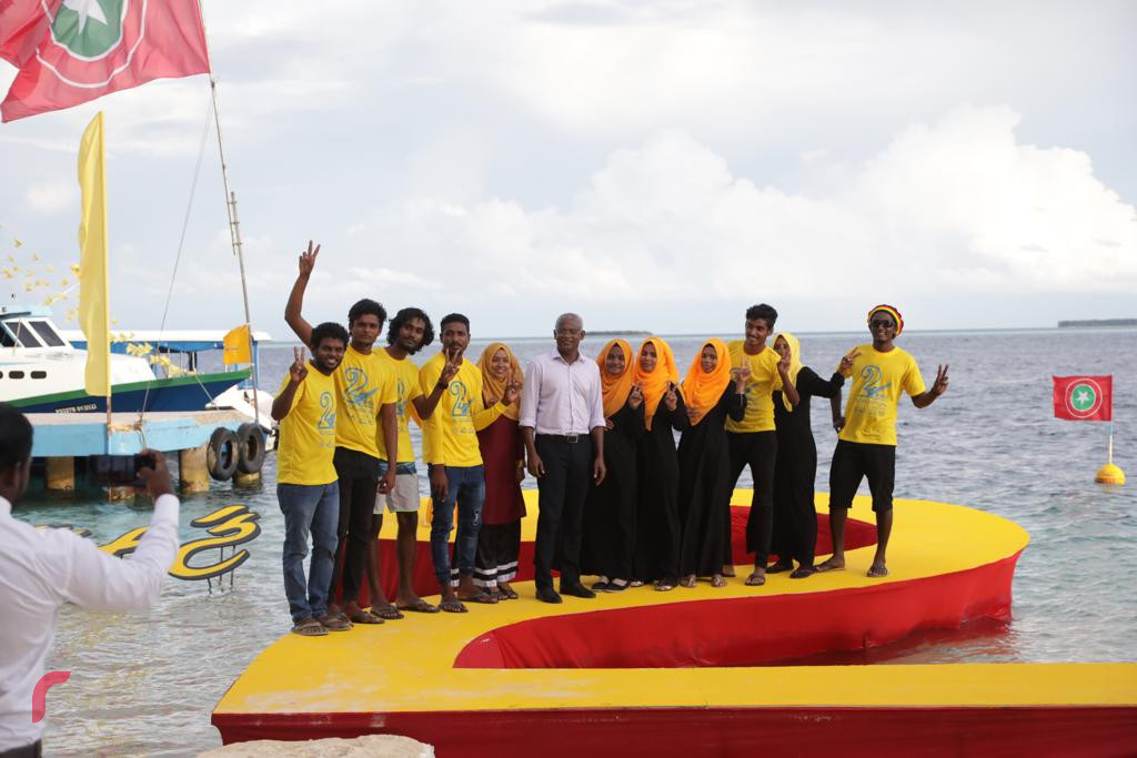 ސެޕްޓެމްބަރު 17، 2018 : ގުޅިފައިވާ ޕާޓީތަކުގެ ރިޔާސީ ކެނޑިޑޭޓް އިބްރާހިމް މުހައްމަދު ސޯލިހު ފ އަތޮޅަަށް ކުރައްވަމުން ގެންދަވާ ދަތުރުފުޅުގައި ފ ފީއައްޔަށް ވަޑައިގެން ރައްޔިތުންނާއި ބައްދަލުކުރަށްވަނީ