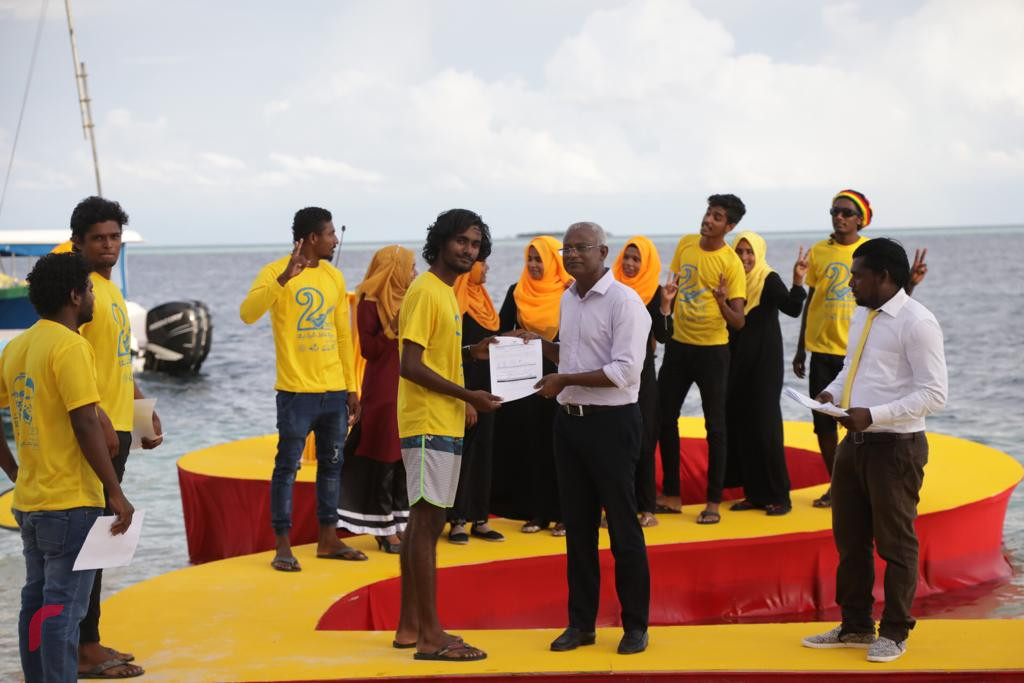 ސެޕްޓެމްބަރު 17، 2018 : ގުޅިފައިވާ ޕާޓީތަކުގެ ރިޔާސީ ކެނޑިޑޭޓް އިބްރާހިމް މުހައްމަދު ސޯލިހު ފ އަތޮޅަަށް ކުރައްވަމުން ގެންދަވާ ދަތުރުފުޅުގައި ފ ފީއަލީއަށް ވަޑައިގެން އެމްޑީޕީއަށް އަލަށް ސޮއި ކުރެއްވި ފަރާތްތަކުގެ ފޯމްތަކާއި ހަވާލުވެ ވަޑައިގަންނަވަނީ