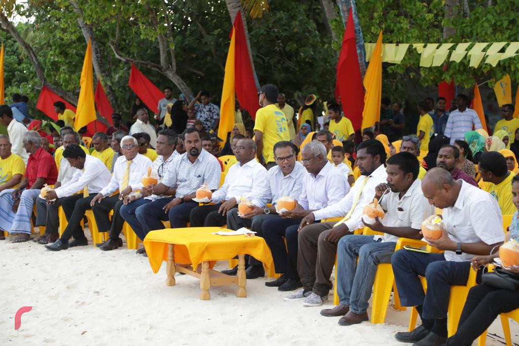 ސެޕްޓެމްބަރު 17، 2018 : ގުޅިފައިވާ ޕާޓީތަކުގެ ރިޔާސީ ކެނޑިޑޭޓް އިބްރާހިމް މުހައްމަދު ސޯލިހު ފ އަތޮޅަަށް ކުރައްވަމުން ގެންދަވާ ދަތުރުފުޅުގައި ފ ފީއަލީއަށް ވަޑައިގެން ރައްޔިތުންނާއި ބައްދަލުކުރެއްވުމަށް ކުރިއަށްގެންދިޔަ ހަފްލާގެ ތެރެއިން