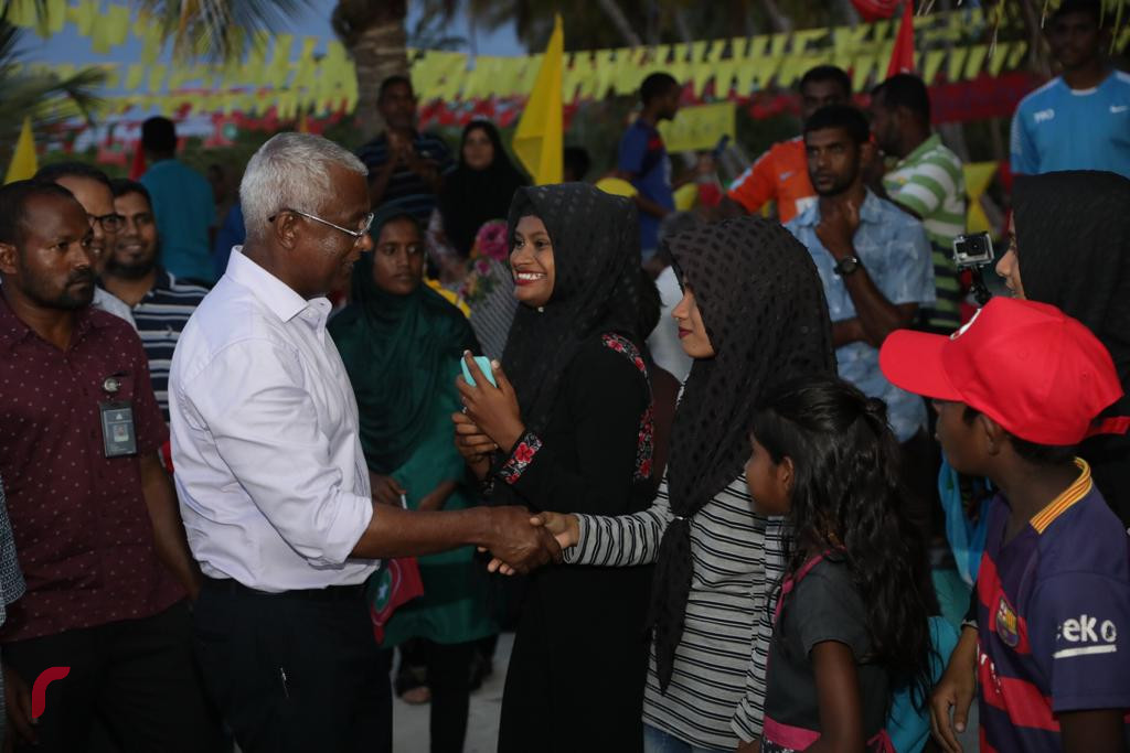 ސެޕްޓެމްބަރު 17، 2018 : ގުޅިފައިވާ ޕާޓީތަކުގެ ރިޔާސީ ކެނޑިޑޭޓް އިބްރާހިމް މުހައްމަދު ސޯލިހު ފ އަތޮޅަަށް ކުރައްވަމުން ގެންދަވާ ދަތުރުފުޅުގައި ފ ދަރަނބޫދޫއަށް ވަޑައިގަތުމުން މަރުހަބާ ދަންނަވަނީ