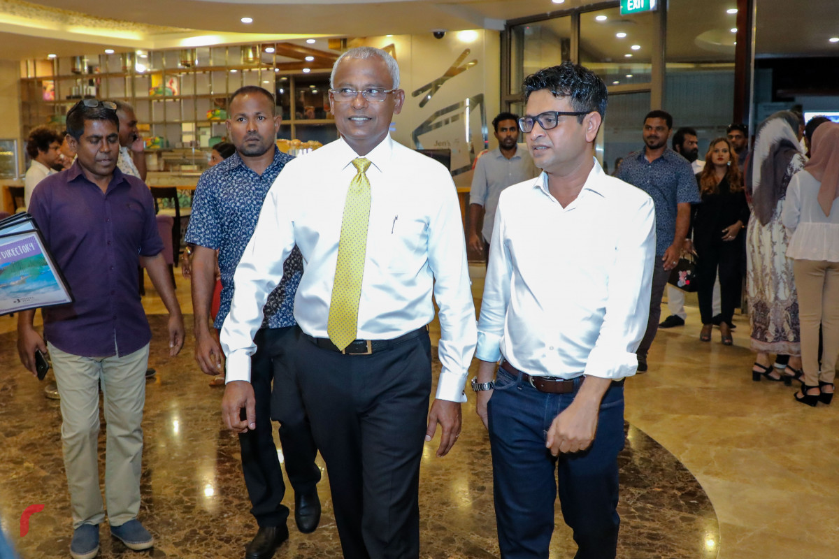 ސެޕްޓެމްބަރު 18، 2018: ރާއްޖެ ޓީވީން އިންތިޒާމުކޮށްގެން ބޭއްވި ރައްޔިތުންގެ ދަރުބާރަށް ގުޅިފައިވާ ޕާޓީތަކުގެ ރިޔާސީ ކެންޑިޑޭޓް އިބްރާހިމް މުހައްމަދު ސޯލިހް ވަޑައިގަންނަވަނީ -- ފޮޓޯ: މުހައްމަދު ޝަރުހާން / ރާއްޖެ އެމްވީ