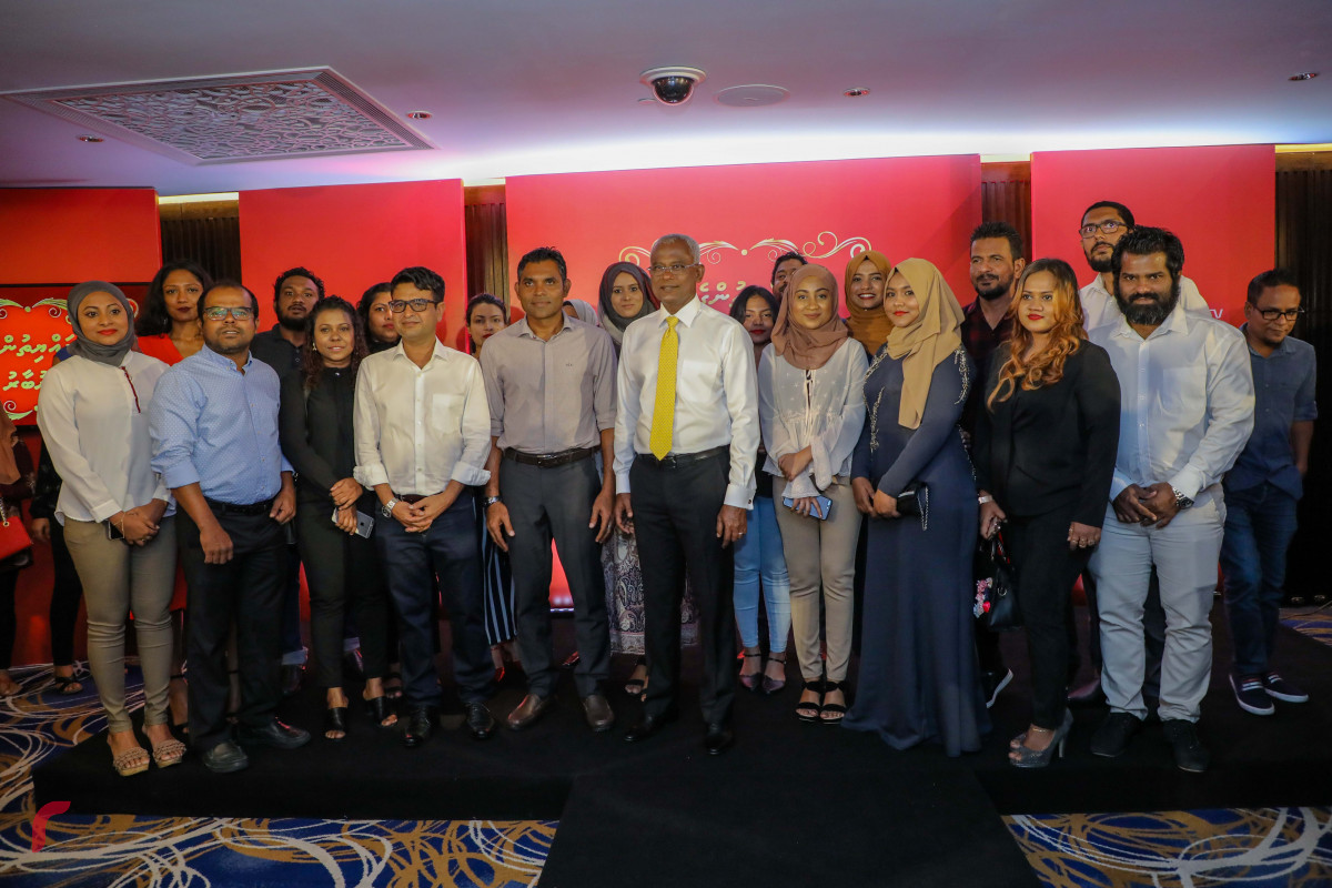 ސެޕްޓެމްބަރު 18 : 2018 :  ރާއްޖެ ޓީވީއިން އިންތިޒާމްކޮށްގެން ހޮޓެލް ޖެންގައި ކުރިއަށްގެންދިޔަ ރައްޔިތުންގެ ދަރުބާރު ޕްރޮގްރާމްއަށް ފަހު ރާއްޖެ ޓީވީގެ ބައެއް މުވައްޒިފުންނާއިއެކު ފޮޓޯއަކަށް ގުޅިފައިވާ ޕާޓީތަކުގެ ރިޔާސީ ކެނޑިޑޭޓްގެ އިތުރުން ފައިސަލް ނަސީމް ހުއްޓިވަޑައިގެން -- ފޮޓޯ: މުހައްމަދު ޝަރުހާން / ރާއްޖެ އެމްވީ