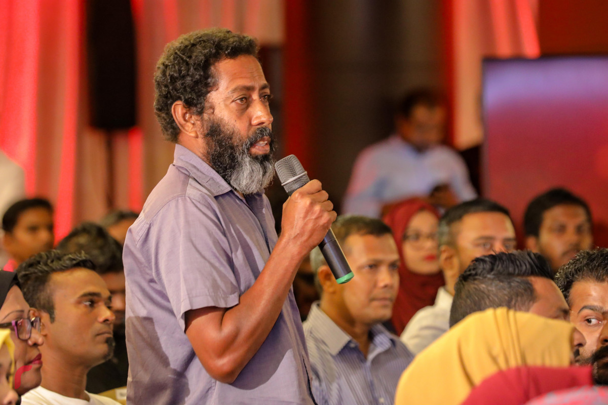 ސެޕްޓެމްބަރު 18، 2018: ރާއްޖެ ޓީވީން އިންތިޒާމުކޮށްގެން ހޮޓެލް ޖެންގައި ބޭއްވި ރައްޔިތުންގެ ދަރުބާރުގައި އާންމު ރައްޔިތުންގެ ތެރެއިން މީހަކު އިބޫއާ ސުވާލެއް ކުރަނީ  -- ފޮޓޯ: މުހައްމަދު ޝަރުހާން / ރާއްޖެ އެމްވީ