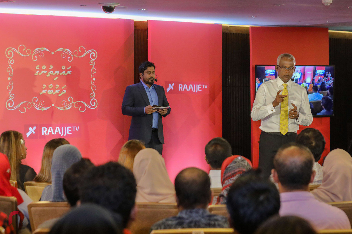 ސެޕްޓެމްބަރު 18، 2018: ރާއްޖެ ޓީވީން އިންތިޒާމުކޮށްގެން ބޭއްވި ރައްޔިތުންގެ ދަރުބާރުގައި ރައްޔިތުން ކުރި ސުވާލުތަކަށް ގުޅިފައިވާ ޕާޓީތަކުގެ ކެންޑިޑޭޓް އިބްރާހިމް މުހައްމަދު ސޯލިހް ޖަވާބު ދެއްވަނީ  -- ފޮޓޯ: މުހައްމަދު ޝަރުހާން / ރާއްޖެ އެމްވީ