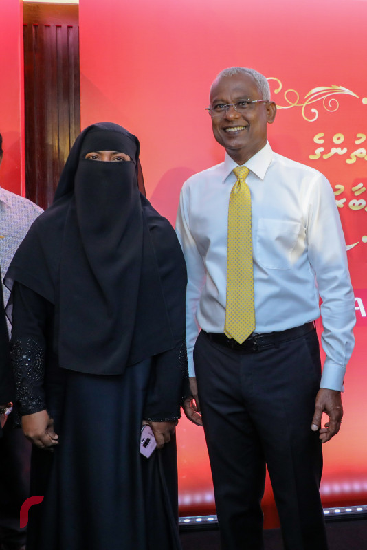 ސެޕްޓެމްބަރު 18، 2018: ރާއްޖެ ޓީވީއިން އިންތިޒާމްކޮށްގެން ހޮޓެލް ޖެންގައި ކުރިއަށްގެންދިޔަ ރައްޔިތުންގެ ދަރުބާރު ޕްރޮގްރާމްއަށް ފަހު ގުޅިފައިވާ ޕާޓީތަކުގެ ރިޔާސީ ކެނޑިޑޭޓް އިބްރާހިމް މުހައްމަދު ސޯލިހު ސަޕޯޓަރަކާއިއެކު ފޮޓޯއަކަށް ހުއްޓިވަޑައިގެން -- ފޮޓޯ: މުހައްމަދު ޝަރުހާން / ރާއްޖެ އެމްވީ