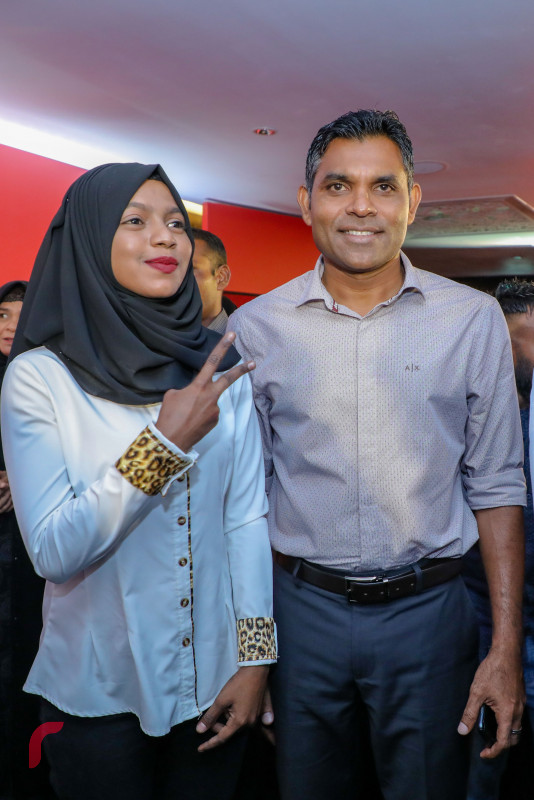 ސެޕްޓެމްބަރު 18، 2018: ރާއްޖެ ޓީވީން އިންތިޒާމުކޮށްގެން ހޮޓެލް ޖެންގައި ބޭއްވި ރައްޔިތުންގެ ދަރުބާރު ނިމުމަށް ފަހު ރަނިން މޭޓް ފައިސަލް ސަޕޯޓަރަކާއެކު ފޮޓޯއަކަށް ހުއްޓިގެން -- ފޮޓޯ: މުހައްމަދު ޝަރުހާން / ރާއްޖެ އެމްވީ