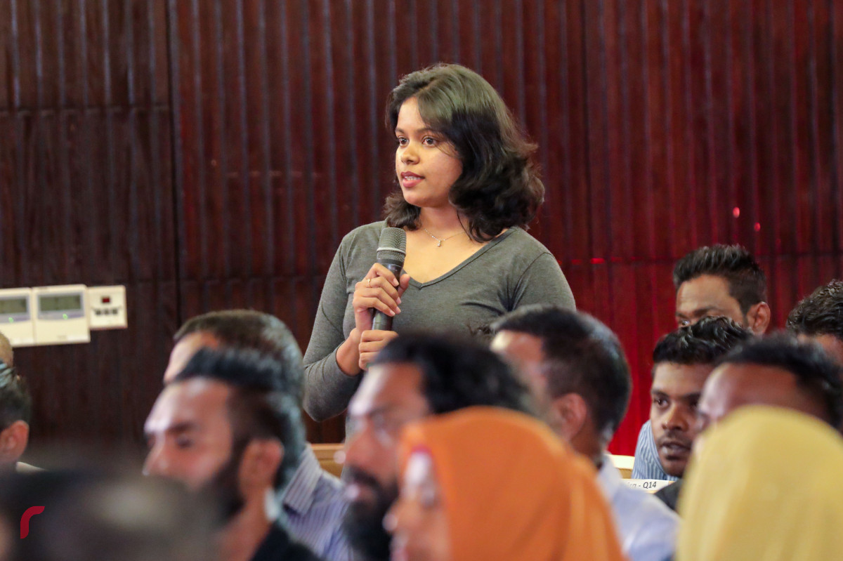 ސެޕްޓެމްބަރު 18، 2018: ރާއްޖެ ޓީވީން އިންތިޒާމުކޮށްގެން ހޮޓެލް ޖެންގައި ބޭއްވި ރައްޔިތުންގެ ދަރުބާރުގައި އާންމު ރައްޔިތުންގެ ތެރެއިން މީހަކު އިބޫއާ ސުވާލެއް ކުރަނީ  -- ފޮޓޯ: މުހައްމަދު ޝަރުހާން / ރާއްޖެ އެމްވީ