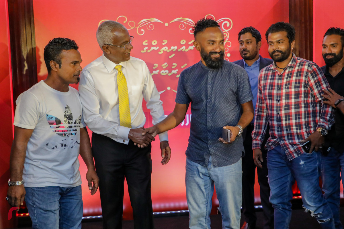 ސެޕްޓެމްބަރު 18، 2018: ރާއްޖެ ޓީވީން އިންތިޒާމުކޮށްގެން ހޮޓެލް ޖެންގައި ބޭއްވި ރައްޔިތުންގެ ދަރުބާރު ނިމުމަށް ފަހު އިބޫ ފޮޓޯއަކަށް ހުއްޓިގެން -- ފޮޓޯ: މުހައްމަދު ޝަރުހާން / ރާއްޖެ އެމްވީ