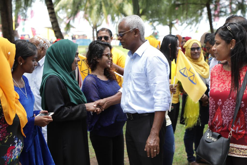 ސެޕްޓެމްބަރު 20، 2018 : ގުޅިފައިވާ ޕާޓީތަކުގެ ރިޔާސީ ކެންޑިޑޭޓް އިބްރާޙީމް މުހައްމަދު ސޯލިހު އައްޑޫ ސިޓީ މީދޫއަށް ވަޑައިގަތުމުން މީދޫ ރައްޔިތުން މަރުހަބާ ދަންނަވަނީ