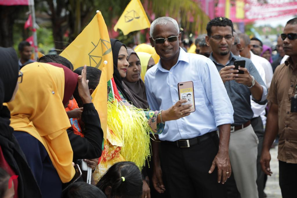 ސެޕްޓެމްބަރު 20، 2018 : ގުޅިފައިވާ ޕާޓީތަކުގެ ރިޔާސީ ކެންޑިޑޭޓް އިބްރާޙީމް މުހައްމަދު ސޯލިހު އައްޑޫ ސިޓީ މީދޫއަށް ވަޑައިގަތުމުން މީދޫ ރައްޔިތުން މަރުހަބާ ދަންނަވަނީ