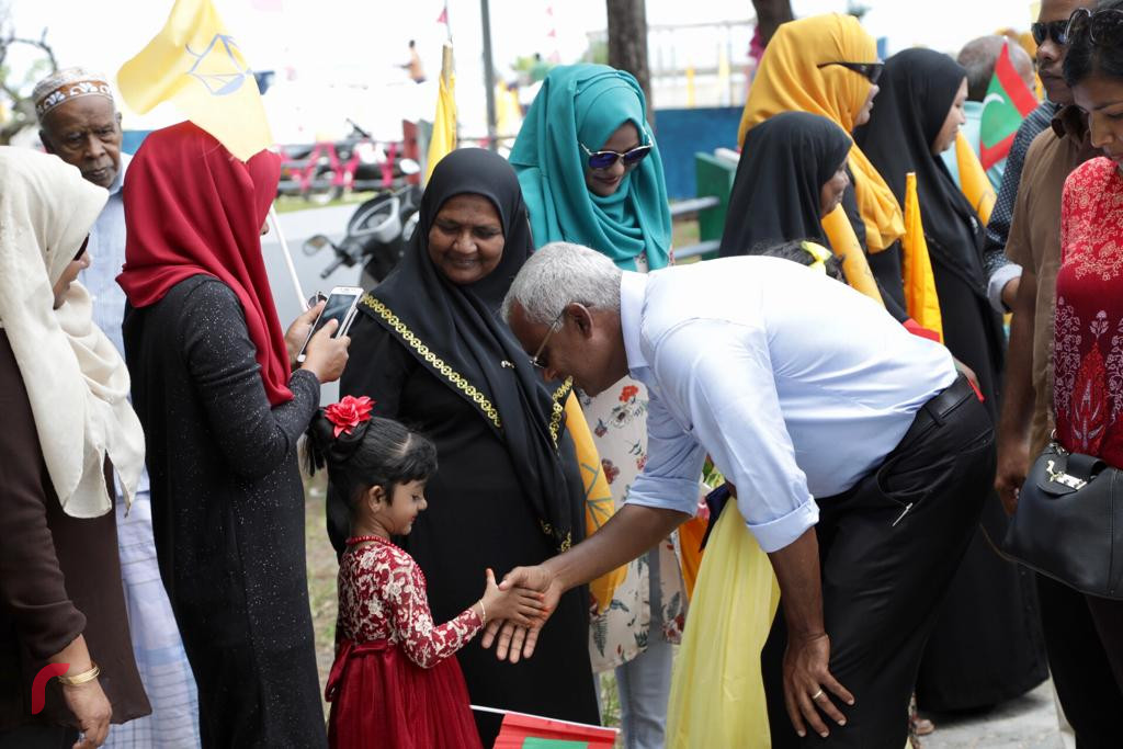 ސެޕްޓެމްބަރު 20، 2018 : ގުޅިފައިވާ ޕާޓީތަކުގެ ރިޔާސީ ކެންޑިޑޭޓް އިބްރާޙީމް މުހައްމަދު ސޯލިހު އައްޑޫ ސިޓީ މީދޫއަށް ވަޑައިގަތުމުން މީދޫ ރައްޔިތުން މަރުހަބާ ދަންނަވަނީ