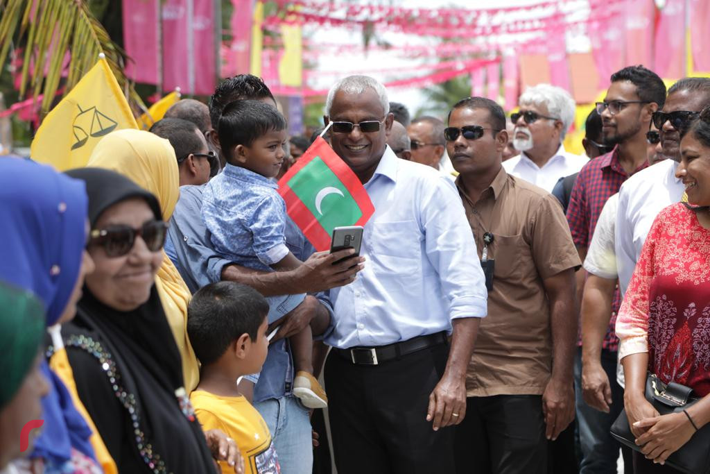 ސެޕްޓެމްބަރު 20، 2018 : ގުޅިފައިވާ ޕާޓީތަކުގެ ރިޔާސީ ކެންޑިޑޭޓް އިބްރާޙީމް މުހައްމަދު ސޯލިހު އައްޑޫ ސިޓީ މީދޫއަށް ވަޑައިގަތުމުން މީދޫ ރައްޔިތުން މަރުހަބާ ދަންނަވަނީ