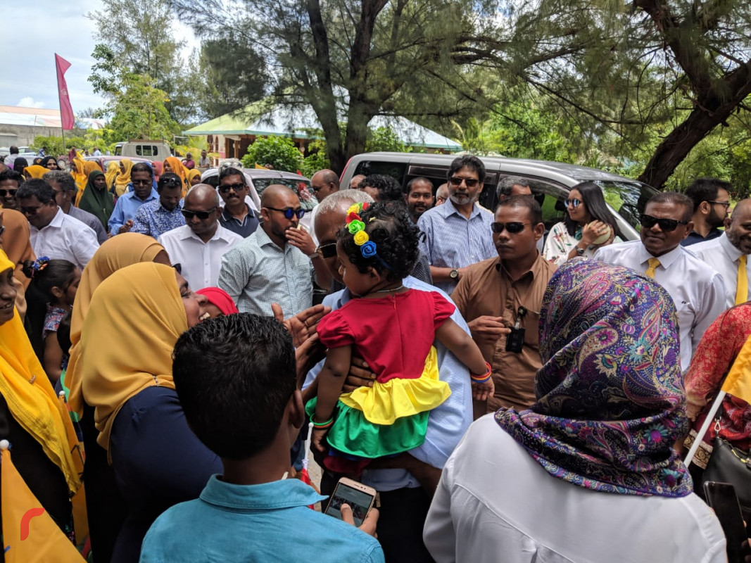 ސެޕްޓެމްބަރު 20، 2018 : ގުޅިފައިވާ ޕާޓީތަކުގެ ރިޔާސީ ކެންޑިޑޭޓް އިބްރާޙީމް މުހައްމަދު ސޯލިހު އައްޑޫ ސިޓީ މީދޫއަށް ވަޑައިގަތުމުން މީދޫ ރައްޔިތުން މަރުހަބާ ދަންނަވަނީ