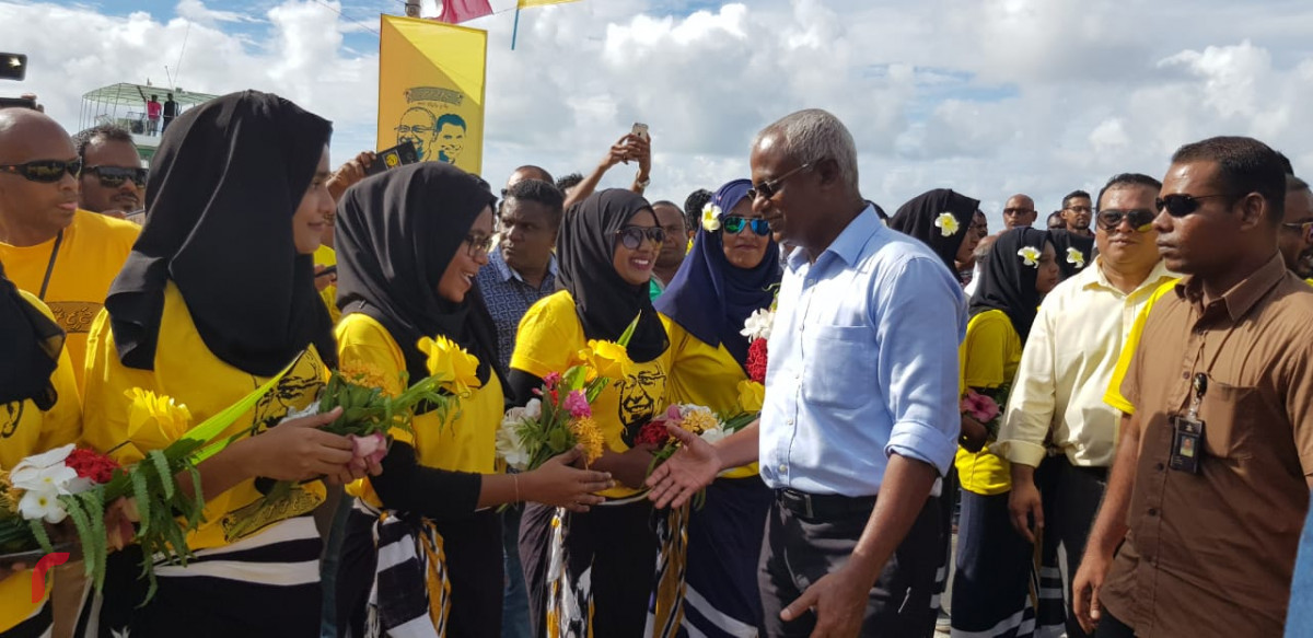 ސެޕްޓެމްބަރު 20، 2018 : ގުޅިފައިވާ ޕާޓީތަކުގެ ރިޔާސީ ކެންޑިޑޭޓް އިބްރާޙީމް މުހައްމަދު ސޯލިހު އައްޑޫ ސިޓީ ފޭދޫއަށް ވަޑައިގަތުމުން  ރައްޔިތުން މަރުހަބާ ދަންނަވަނީ