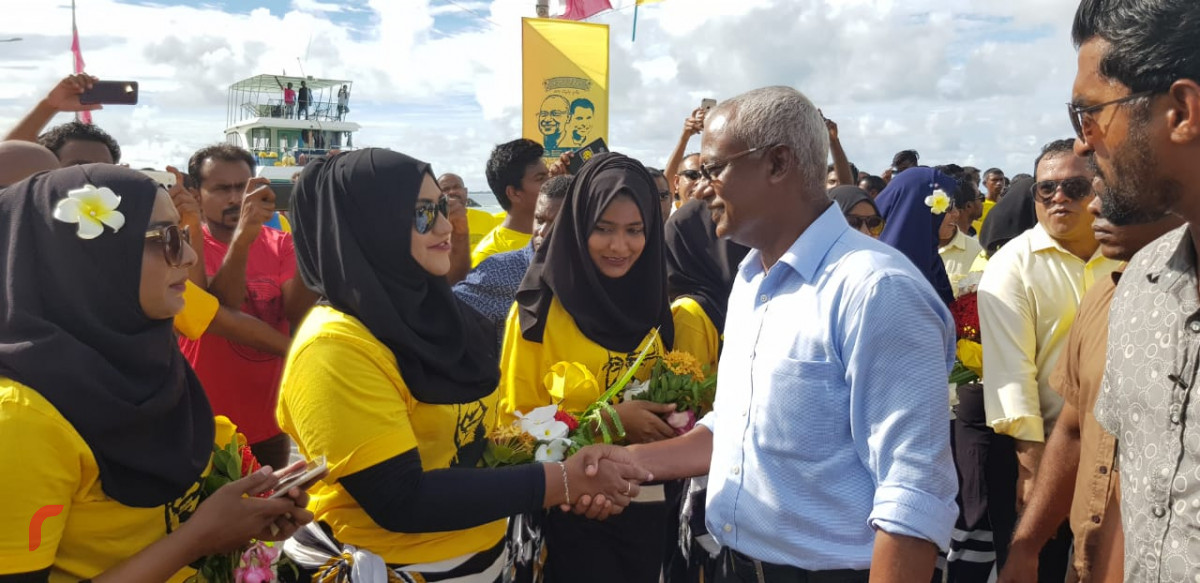 ސެޕްޓެމްބަރު 20، 2018 : ގުޅިފައިވާ ޕާޓީތަކުގެ ރިޔާސީ ކެންޑިޑޭޓް އިބްރާޙީމް މުހައްމަދު ސޯލިހު އައްޑޫ ސިޓީ ފޭދޫއަށް ވަޑައިގަތުމުން  ރައްޔިތުން މަރުހަބާ ދަންނަވަނީ