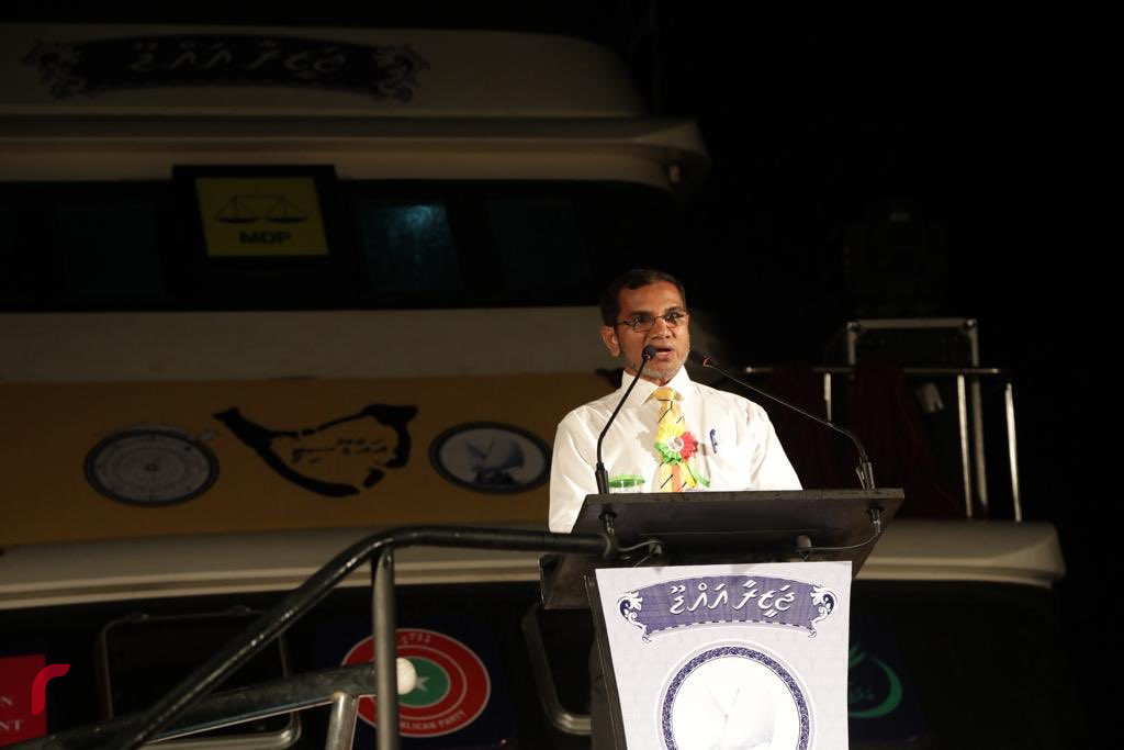 ގުޅިފައިވާ ސިޔާސީ ޕާޓީތަކުން އައްޑޫގައި ބޭއްވި ޖަލްސާގައި ޑީޑީ ވާހަކަފުޅު ދައްކަވަނީ