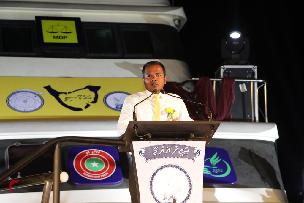 ސެޕްޓެމްބަރު 20، 2018 : ގުޅިފައިވާ ސިޔާސީ ޕާޓީތަކުން ކެމްޕެއިންގެ ފަހު ޖަލްސާއެއްގެ ގޮތުން އައްޑު ސިޓީ ހިތަދޫގައި ބޭއްވި ބޮޑު ޖަލްސާގެ ތެރެއިން ހިތަދޫ ދެކުނު ދާއިރާގެ މެމްބަރު އަލީ ނިޒާރު ވާހަކަ ދައްކަވަނީ.