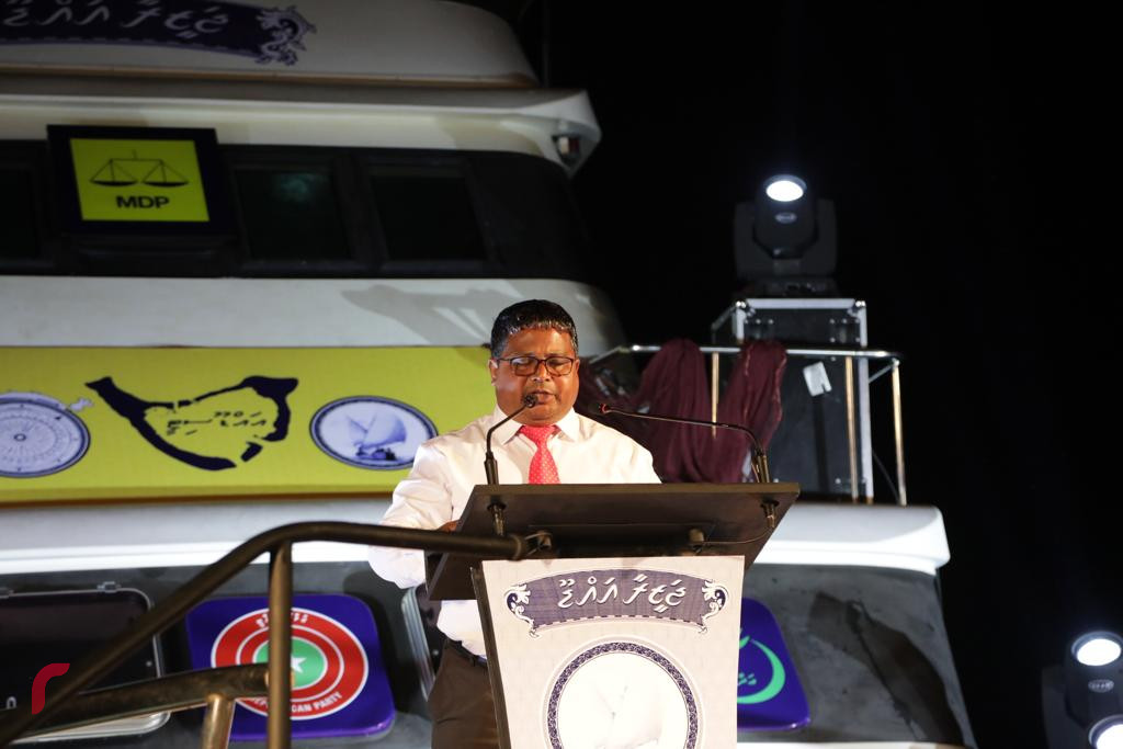 ސެޕްޓެމްބަރު 20، 2018 : ގުޅިފައިވާ ސިޔާސީ ޕާޓީތަކުން ކެމްޕެއިންގެ ފަހު ޖަލްސާއެއްގެ ގޮތުން އައްޑު ސިޓީ ހިތަދޫގައި ބޭއްވި ބޮޑު ޖަލްސާގެ ތެރެއިން ޖުމްހޫރީ ޕާޓީގެ އެކްޓިން ލީޑަރު ޑރ. ހުސައިން ރަޝީދު ހަސަން ވާހަކަ ދައްކަވަނީ