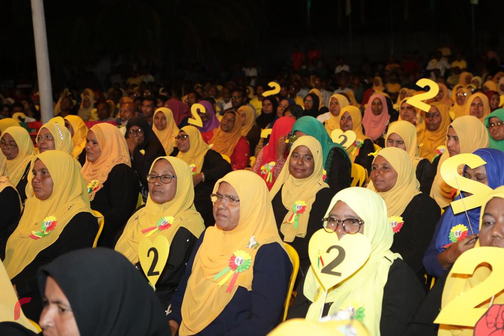 ސެޕްޓެމްބަރު 20، 2018 : ގުޅިފައިވާ ސިޔާސީ ޕާޓީތަކުން ކެމްޕެއިންގެ ފަހު ޖަލްސާއެއްގެ ގޮތުން އައްޑު ސިޓީ ހިތަދޫގައި ބޭއްވި ބޮޑު ޖަލްސާގެ ތެރެއިން، އައްޑޫގެ ގިނަ އަދަދެއްގެ ރައްޔިތުން މި ޖަލްސާގައި ބައިވެރިވި