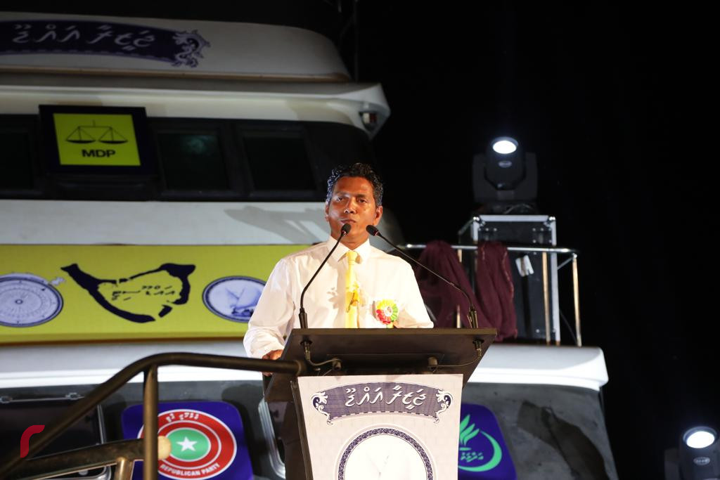 ސެޕްޓެމްބަރު 20، 2018 : ގުޅިފައިވާ ސިޔާސީ ޕާޓީތަކުން ކެމްޕެއިންގެ ފަހު ޖަލްސާއެއްގެ ގޮތުން އައްޑު ސިޓީ ހިތަދޫގައި ބޭއްވި ބޮޑު ޖަލްސާގެ ތެރެއިން