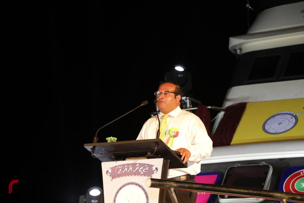 ސެޕްޓެމްބަރު 20، 2018 : ގުޅިފައިވާ ސިޔާސީ ޕާޓީތަކުން ކެމްޕެއިން ނިންމާލުމުގެ ގޮތުން އައްޑު ސިޓީ ހިތަދޫގައި ބޭއްވި ބޮޑު ޖަލްސާގެ ތެރެއިން ހިތަދޫ އުތުރު ދާއިރާގެ މެމްބަރު މުހައްމަދު އަސްލަމް ވާހަކަ ދައްކަވަނީ