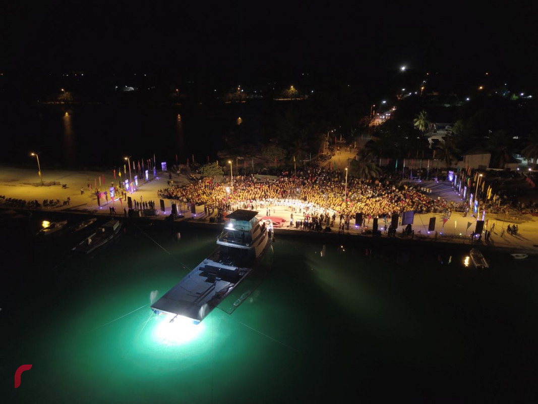 ސެޕްޓެމްބަރު 20، 2018 : ގުޅިފައިވާ ސިޔާސީ ޕާޓީތަކުން ކެމްޕެއިންގެ ފަހު ޖަލްސާއެއްގެ ގޮތުން އައްޑު ސިޓީ ހިތަދޫގައި ބޭއްވި ބޮޑު ޖަލްސާގެ ތެރެއިން، މި ޖަލްސާގެ ޕޯޑިއަމް ވެގެންދިޔައީ މިފަހަރުގެ ކެމްޕެއިންގައި ފެނިގެންދިޔަ އެންމެ ތަފާތު އެއް ޕޯޑިއަމްއަށް.