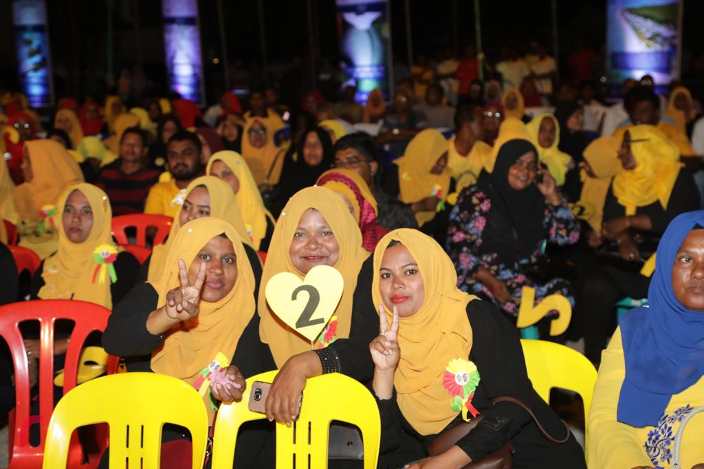 ސެޕްޓެމްބަރު 20، 2018 : ގުޅިފައިވާ ސިޔާސީ ޕާޓީތަކުން ކެމްޕެއިންގެ ފަހު ޖަލްސާއެއްގެ ގޮތުން އައްޑު ސިޓީ ހިތަދޫގައި ބޭއްވި ބޮޑު ޖަލްސާގެ ތެރެއިން، މި ޖަލްސާގައި ކޯލިޝަނަށް ތާއިދުކުރައްވާ ގިނަ އަދަދެއްގެ ރައްޔިތުން ބައިވެރިވި