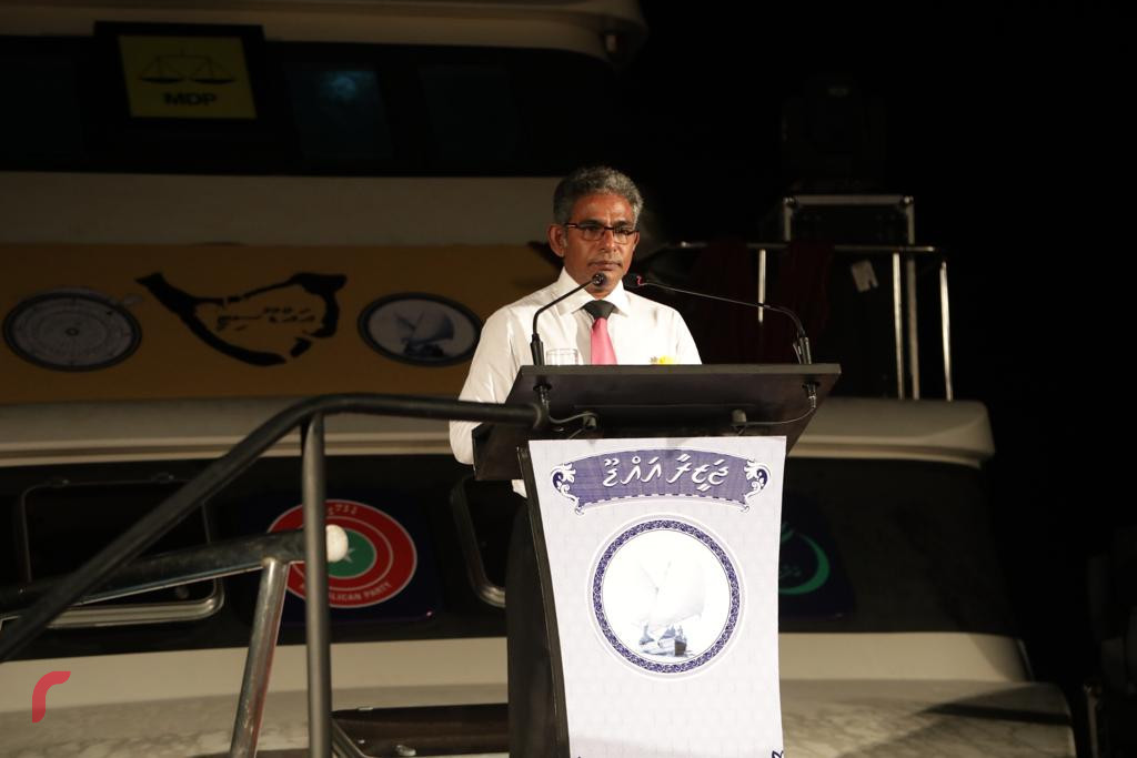 ސެޕްޓެމްބަރު 20، 2018 : ގުޅިފައިވާ ސިޔާސީ ޕާޓީތަކުން ކެމްޕެއިންގެ ފަހު ޖަލްސާއެއްގެ ގޮތުން އައްޑު ސިޓީ ހިތަދޫގައި ބޭއްވި ބޮޑު ޖަލްސާގެ ތެރެއިން މައުމޫން ރިފޯމް މޫވްމެންޓް (އެމްއާރްއެމް) ގެ ފަރާތުން ތުލުސްދޫ ދާއިރާގެ މެމްބަރު މުހައްމަދު ވަހީދު އިބްރާހިމް ވާހަކަ ދައްކަވަނީ