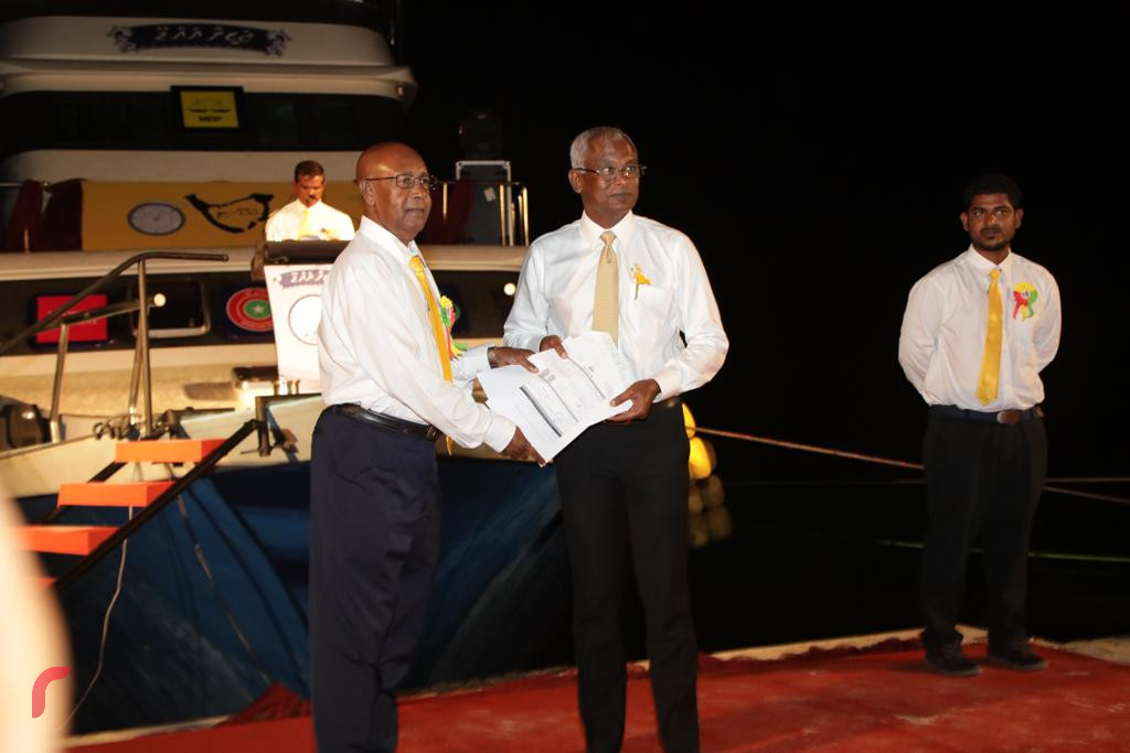 ސެޕްޓެމްބަރު 20، 2018 : ގުޅިފައިވާ ސިޔާސީ ޕާޓީތަކުން ކެމްޕެއިންގެ ފަހު ޖަލްސާއެއްގެ ގޮތުން އައްޑު ސިޓީ ހިތަދޫގައި ބޭއްވި ބޮޑު ޖަލްސާގެ ތެރެއިން، މި ޖަލްސާގައި އައްޑޫއިން ވަނީ އެމްޑީޕީއަށް ގިނަ އަދަދެއްގެ ބަޔަކު ވަނީ ގުޅިފައި