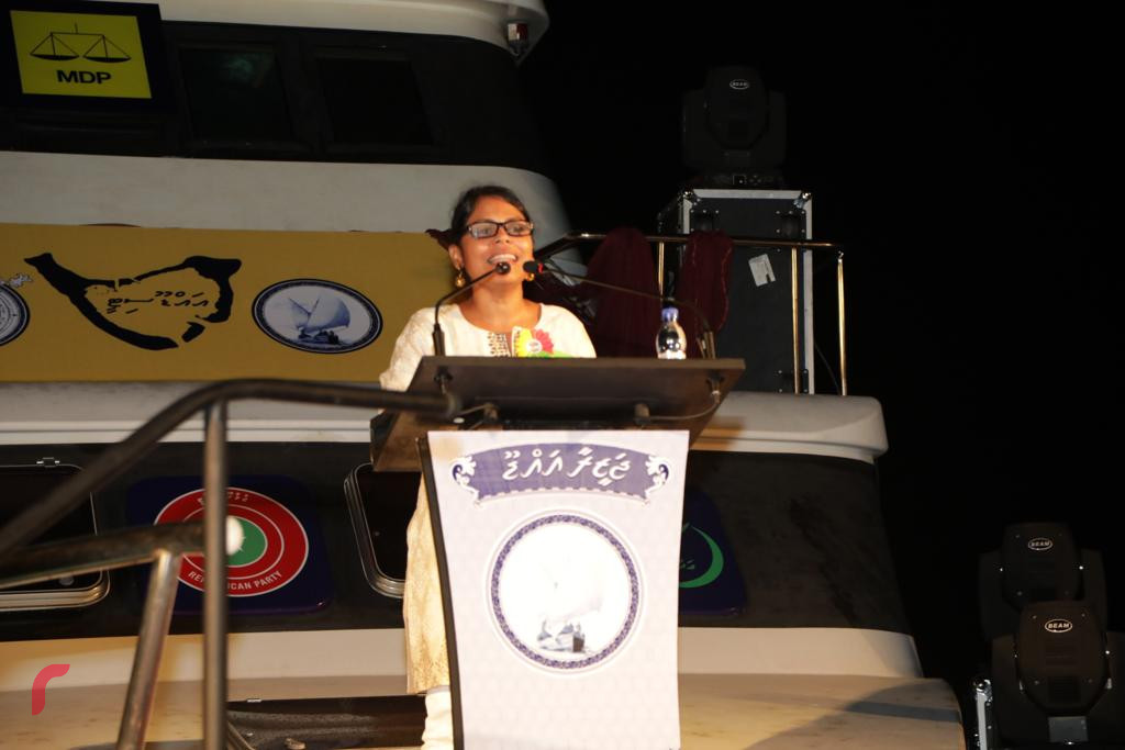 ސެޕްޓެމްބަރު 20، 2018 : ގުޅިފައިވާ ސިޔާސީ ޕާޓީތަކުން ކެމްޕެއިންގެ ފަހު ޖަލްސާއެއްގެ ގޮތުން އައްޑު ސިޓީ ހިތަދޫގައި ބޭއްވި ބޮޑު ޖަލްސާގެ ތެރެއިން ކުރީގެ ބަންޑާރަ ނައިބް ދިޔާނާ ސައީދު ވާހަކަ ދައްކަވަނީ