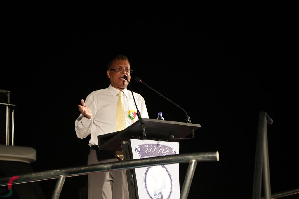 ސެޕްޓެމްބަރު 20، 2018 : ގުޅިފައިވާ ސިޔާސީ ޕާޓީތަކުން ކެމްޕެއިންގެ ފަހު ޖަލްސާއެއްގެ ގޮތުން އައްޑު ސިޓީ ހިތަދޫގައި ބޭއްވި ބޮޑު ޖަލްސާގެ ތެރެއިން މަރަދޫ ދާއިރާގެ މެމްބަރު އިބްރާހިމް ޝަރީފް ވާހަކަ ދައްކަވަނީ