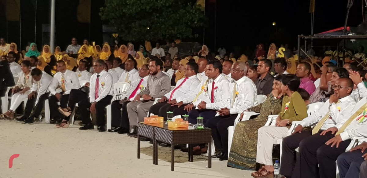 ސެޕްޓެމްބަރު 20، 2018 : ގުޅިފައިވާ ސިޔާސީ ޕާޓީތަކުން ކެމްޕެއިންގެ ފަހު ޖަލްސާއެއްގެ ގޮތުން އައްޑު ސިޓީ ހިތަދޫގައި ބޭއްވި ބޮޑު ޖަލްސާގެ ތެރެއިން، މި ޖަލްސާގައި ކޯލިޝަންގެ އިސްވެރިން ބައިވެރިވެވަޑައިގެންނެވި