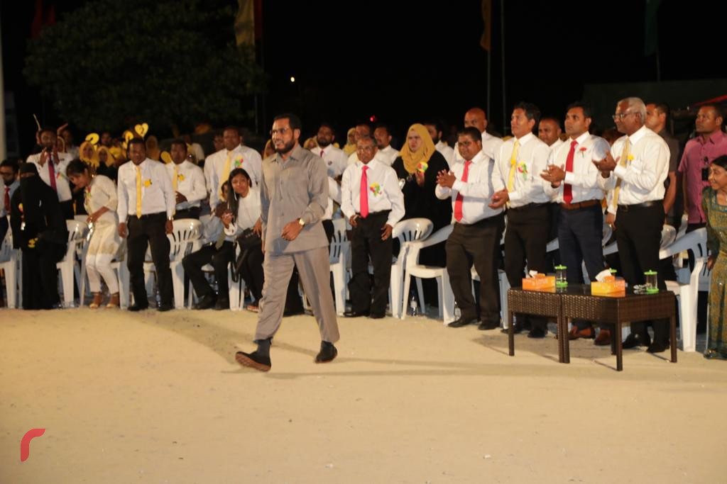 ސެޕްޓެމްބަރު 20، 2018 : ގުޅިފައިވާ ސިޔާސީ ޕާޓީތަކުން ކެމްޕެއިންގެ ފަހު ޖަލްސާއެއްގެ ގޮތުން އައްޑު ސިޓީ ހިތަދޫގައި ބޭއްވި ބޮޑު ޖަލްސާގެ ތެރެއިން ޝެއިހް އިލްޔާސް ވާހަކަ ދައްކަވަން ވަޑައިގަންނަވަނީ