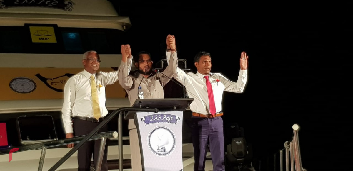 ސެޕްޓެމްބަރު 20، 2018 : ގުޅިފައިވާ ސިޔާސީ ޕާޓީތަކުން ކެމްޕެއިންގެ ފަހު ޖަލްސާއެއްގެ ގޮތުން އައްޑު ސިޓީ ހިތަދޫގައި ބޭއްވި ބޮޑު ޖަލްސާގެ ތެރެއިން ޝެއިހް އިލްޔާސް (މ) ކެންޑިޑޭޓް އިބްރާހިމް މުހައްމަދު ސޯލިހު (ވ) ފައިސަލް ނަސީމް (ކ)