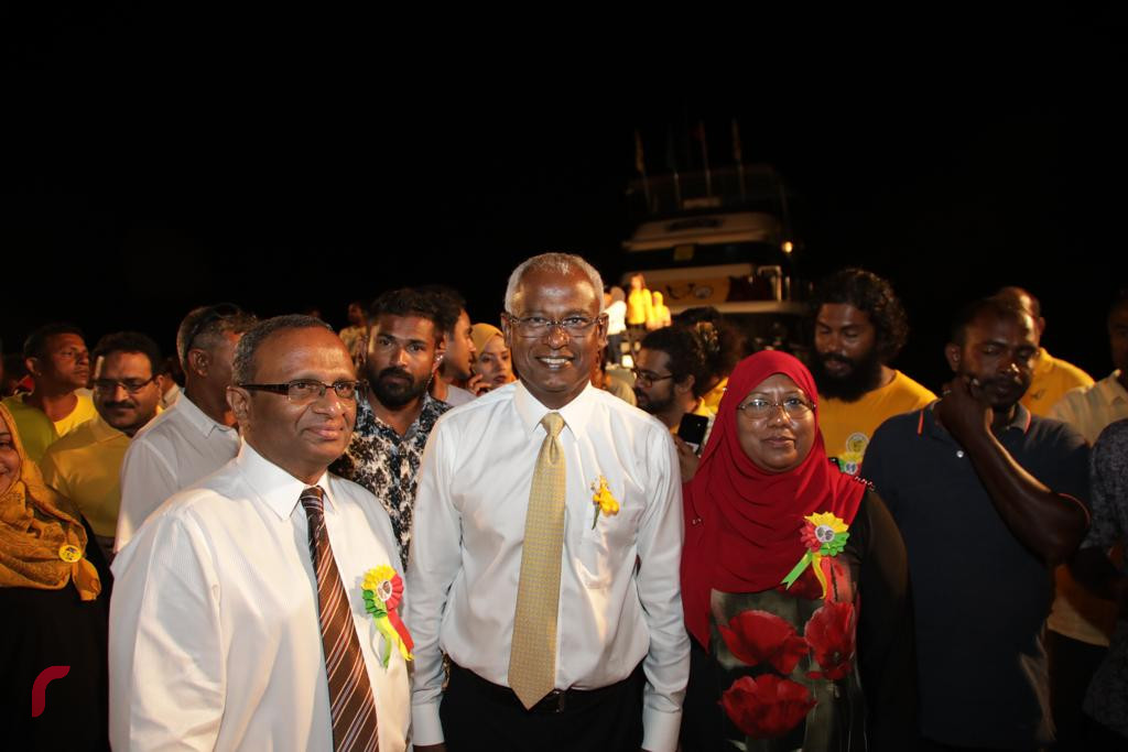 ސެޕްޓެމްބަރު 20، 2018 : ގުޅިފައިވާ ސިޔާސީ ޕާޓީތަކުން ކެމްޕެއިންގެ ފަހު ޖަލްސާއެއްގެ ގޮތުން އައްޑު ސިޓީ ހިތަދޫގައި ބޭއްވި ބޮޑު ޖަލްސާގެ ތެރެއިން ކޯލިޝަންގެ ކެންޑިޑޭޓް އިބްރާހިމް މުހައްމަދު ސޯލިހު (އިބޫ) އަދި ކުރީގެ ބަންޑާރަ ނައިބު ހުސްނުއް ސުއޫދު