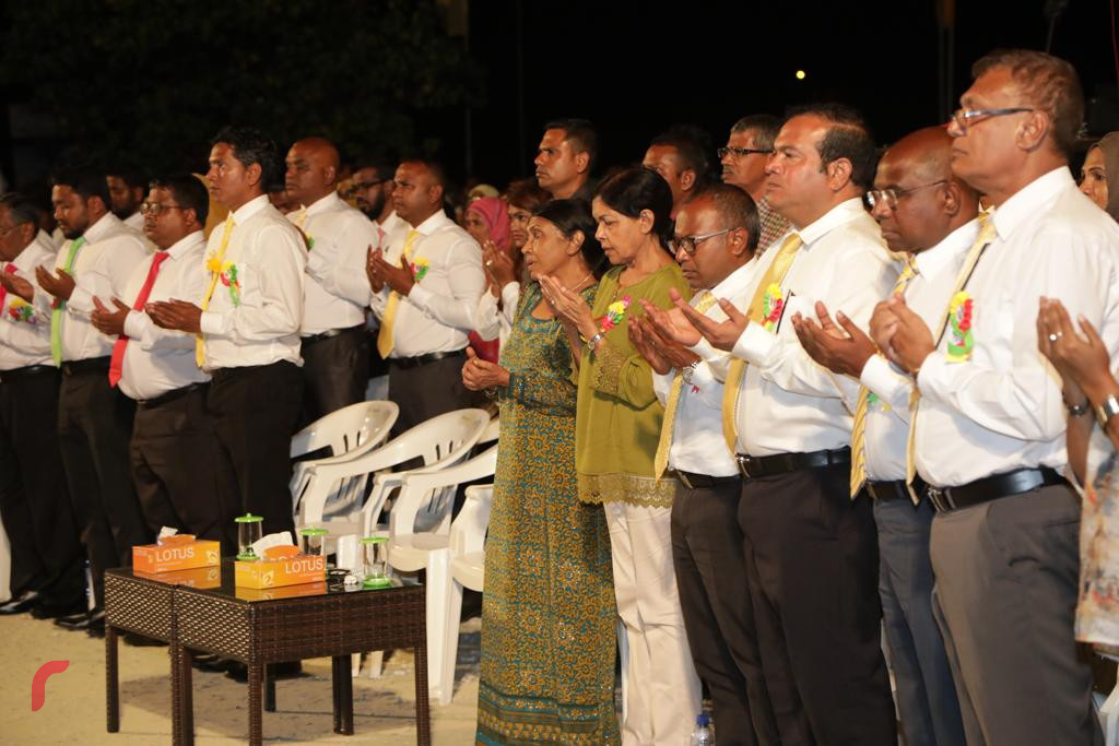 ސެޕްޓެމްބަރު 20، 2018 : ގުޅިފައިވާ ސިޔާސީ ޕާޓީތަކުން ކެމްޕެއިންގެ ފަހު ޖަލްސާއެއްގެ ގޮތުން އައްޑު ސިޓީ ހިތަދޫގައި ބޭއްވި ބޮޑު ޖަލްސާގެ ތެރެއިން ކޯލިޝަންގެ އިސްވެރިން ދުއާގައި ބައިވެރިވެވަޑައިގަންނަވަނީ