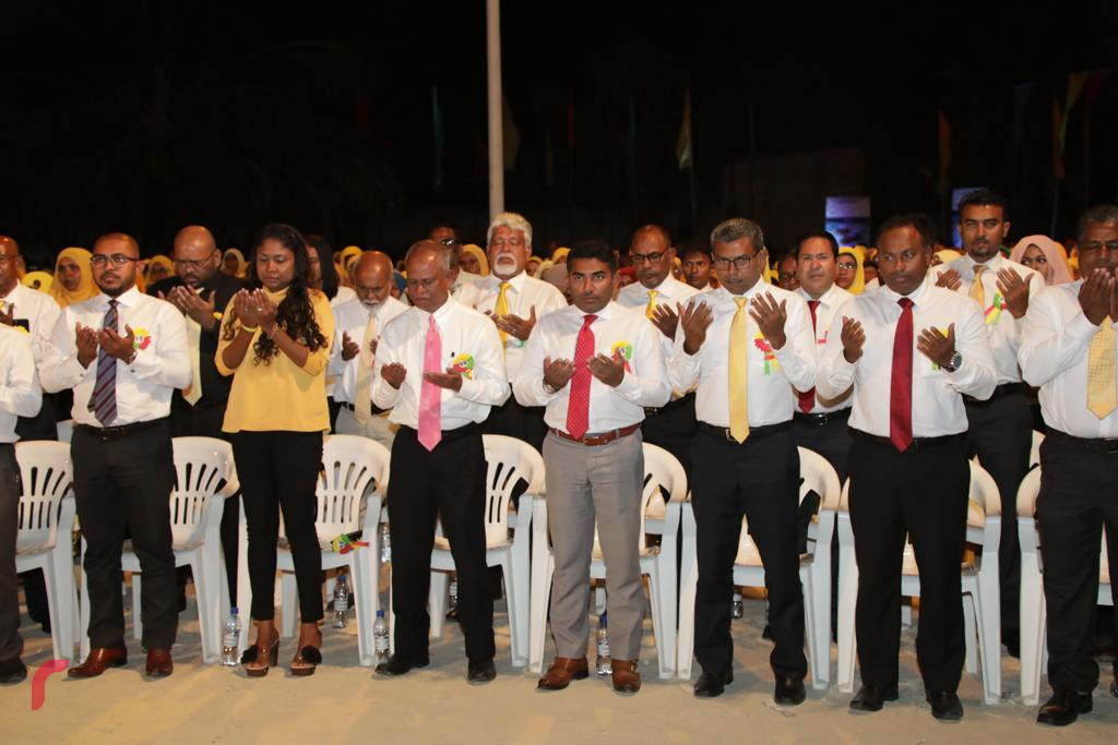 ސެޕްޓެމްބަރު 20، 2018 : ގުޅިފައިވާ ސިޔާސީ ޕާޓީތަކުން ކެމްޕެއިންގެ ފަހު ޖަލްސާއެއްގެ ގޮތުން އައްޑު ސިޓީ ހިތަދޫގައި ބޭއްވި ބޮޑު ޖަލްސާގެ ތެރެއިން ކޯލިޝަންގެ އިސްވެރިން ދުއާގައި ބައިވެރިވެވަޑައިގަންނަވަނީ